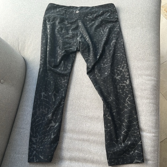 847. GUC - Lululemon Black & Grey Crop Pants - Picture 2 of 3